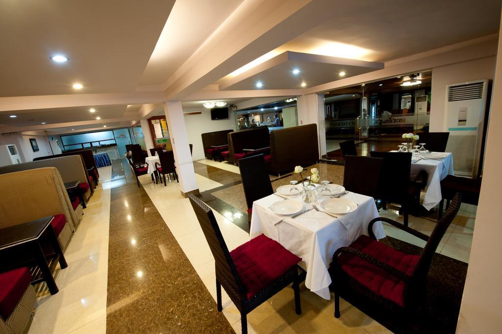 פנום פן Circuit Hotel & Cafe - Nana Hotel מראה חיצוני תמונה